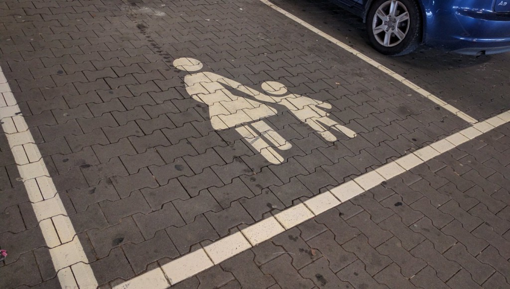 Falschparker auf dem Mutter-Kind-Parkplatz